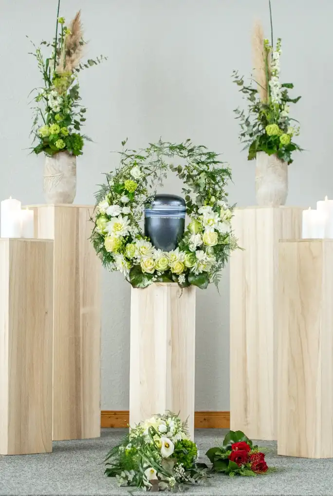 Unser Kirchensaal bietet Ihnen einen wunderbaren Rahmen für Ihre Trauerfeier