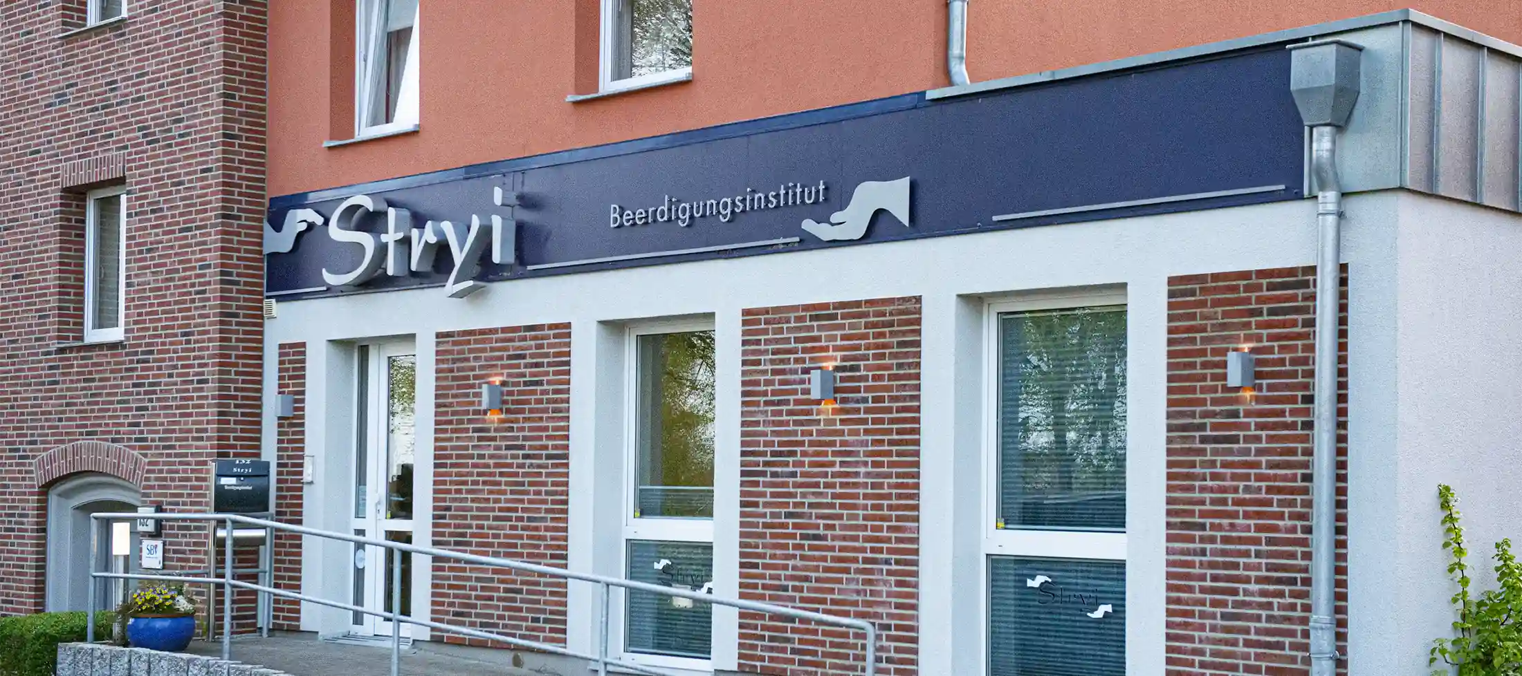 Kontaktieren Sie uns im Trauerfall und bei allen Fragen - Wir von Stryi Bestattungen helfen Ihnen gerne weiter